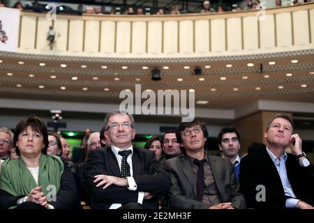 Die erste Sekretärin der Sozialistischen Partei (PS), Martine Aubry, Kandidat für regionale Wahlen im Zentrum der Region, Francois Bonneau, der französische sozialistische Senator David Assouline und Vincent Peillon nehmen am 31. Januar 2010 an der nationalen Versammlung der Sekretäre der Sektion der Sozialistischen Partei in der Mutualite in Paris, Frankreich, Teil. Foto von Stephane Lemouton/ABACAPRESS.COM Stockfoto