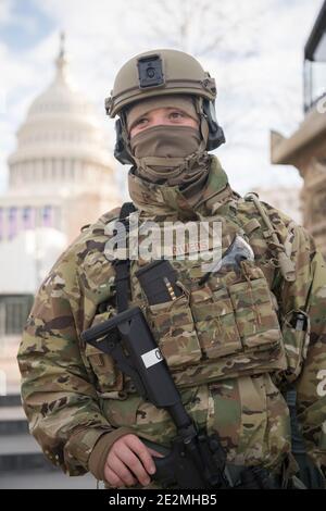 Washington, Usa. Januar 2021. US-Soldaten und Flieger mit der Nationalgarde sorgen nach dem Aufstand der Pro-Trump-Randalierer für Sicherheit im Kapitol 13. Januar 2021 in Washington, DCMehr als 10,000 Soldaten der Nationalgarde wurden eingesetzt, um die 59. Amtseinführung des Präsidenten zu gewährleisten. Quelle: Planetpix/Alamy Live News Stockfoto