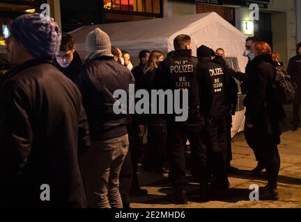 14. Januar 2021, Berlin: Polizisten und Passanten stehen vor einem Gastronomiebetrieb in der Kollwitzstraße. Wegen der Verletzung der Corona-Regeln war die Berliner Polizei am Donnerstagabend in einem Restaurant im Berliner Stadtteil Prenzlauer Berg im Einsatz. Eine größere Versammlung von Menschen dort habe sich nicht korona-konform verhalten, sagte ein Sprecher des Lagezentrums. Laut einem Bericht des Tagesspiegels (online) war es ein Treffen von "Querdenkern" in einer Bar. Es war geplant, eine Party zu gründen. Das Meeting wurde per Livestream auf Youtube übertragen - auch wenn Stockfoto