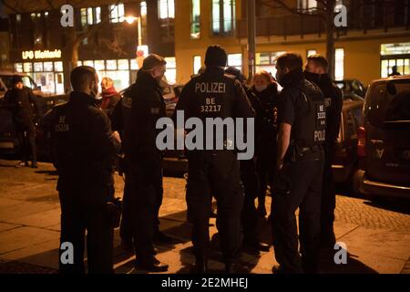 14. Januar 2021, Berlin: Polizisten und Passanten stehen vor einem Gastronomiebetrieb in der Kollwitzstraße. Wegen der Verletzung der Corona-Regeln war die Berliner Polizei am Donnerstagabend in einem Restaurant im Berliner Stadtteil Prenzlauer Berg im Einsatz. Eine größere Versammlung von Menschen dort habe sich nicht korona-konform verhalten, sagte ein Sprecher des Lagezentrums. Laut einem Bericht des Tagesspiegels (online) war es ein Treffen von "Querdenkern" in einer Bar. Es war geplant, eine Party zu gründen. Das Meeting wurde per Livestream auf Youtube übertragen - auch wenn Stockfoto