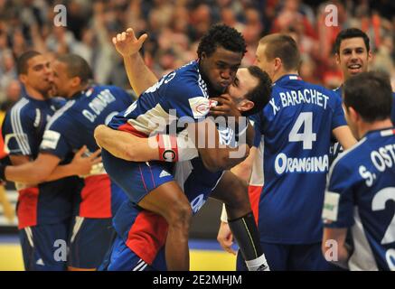 Der Franzose Luc Abalo feiert mit seinem Teamkollegen und Cedric Sorhaindo nach dem Gewinn des EHF EURO 2010 Handball-Finale Kroatien gegen. Frankreich in der Wiener Stadthalle in Wien, Österreich. Frankreich gewann 25-21 und wurde dreifacher Meister mit einer nationalen Handballmannschaft als Olympia-, Welt- und Europameister. Foto von Nicolas Gouhier/Cameleon/ABACAPRESS.COM Stockfoto