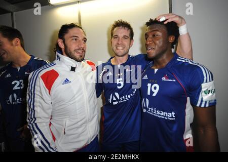 Der französische Bertrand Gille feiert mit seinem Bruder Guillaume Gille und Luc Abalo nach dem Gewinn des EHF EURO 2010 Handball-Finale Kroatien gegen. Frankreich in der Wiener Stadthalle in Wien, Österreich. Frankreich gewann 25-21 und wurde dreifacher Meister mit einer nationalen Handballmannschaft als Olympia-, Welt- und Europameister. Foto von Nicolas Gouhier/Cameleon/ABACAPRESS.COM Stockfoto