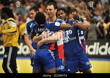 Der Franzose Jerome Fernandez feiert mit seinem Teamkollegen Luc Abalo und Cedric Sorhaindo nach dem Gewinn des EHF EURO 2010 Handball-Finale Kroatien gegen. Frankreich in der Wiener Stadthalle in Wien, Österreich. Frankreich gewann 25-21 und wurde dreifacher Meister mit einer nationalen Handballmannschaft als Olympia-, Welt- und Europameister. Foto von Nicolas Gouhier/Cameleon/ABACAPRESS.COM Stockfoto