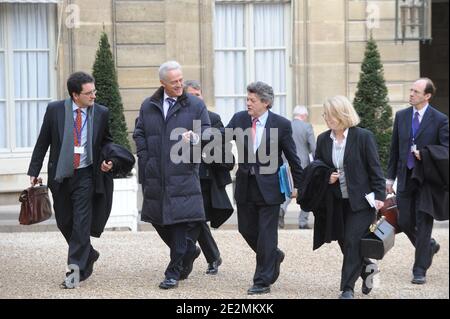 Bundesverkehrsminister Peter Ramsauer und der französische Minister für Ökologie, Energie, nachhaltige Entwicklung und Klimaverhandlungen Jean-Louis Borloo treffen sich am 4. Februar 2010 zum deutsch-französischen Kabinettstreffen im Elysee-Palast in Paris. Foto von Mousse/ABACAPRESS.COM Stockfoto