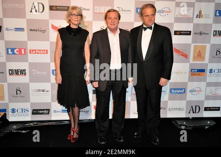 Festivalpräsident Remi Depoix und seine Frau, zusammen mit Christian Blachas, nehmen am 04 2010. Februar am 25. Internationalen Automobilfestival im Hotel des invalides in Paris Teil. Foto von Nicolas Genin/ABACAPRESS.COM Stockfoto