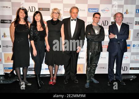 Der französische Architekt Jean-Michel Wilmotte, Festivalpräsident Remi Depoix und seine Frau Florent Pagny und seine Frau Azucena, die am 04 2010. Februar beim 25. Internationalen Automobilfestival im Hotel des invalides in Paris, Frankreich, teilnahmen. Foto von Nicolas Genin/ABACAPRESS.COM Stockfoto