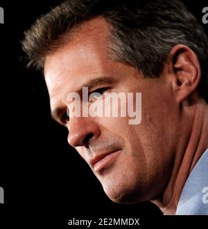 US-Senator Scott Brown (R-MA) spricht zu den Medien, nachdem er geschworen wurde, das neueste Mitglied im US-Senat zu sein 4. Februar 2010 auf Capitol Hill in Washington, DC. Brown wurde vereidigt, nachdem er im vergangenen Monat eine Sonderwahl für den Sitz gewonnen hatte, der vom verstorbenen Senator Edward Kennedy gehalten wurde. Foto von Olivier Douliery /ABACAPRESS.COM (im Bild: Scott Brown ) Stockfoto