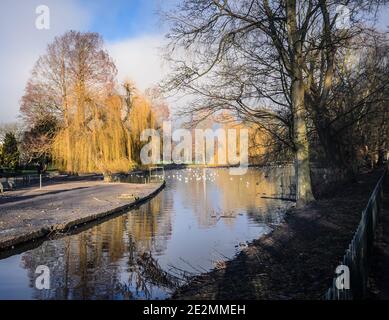 Ruhiger See in Wardown Park Luton in der COVID-19 Pandemie Zeit. Stockfoto