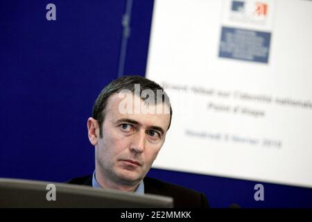 Das französische Meinungsforschungsinstitut SOFRES Co-Direktor Brice Teinturier nimmt an einer Pressekonferenz Teil, die der französische Minister für Einwanderung, Integration, nationale Identität und Co-Entwicklung Eric Besson gehalten hat, um am 5. Februar 2010 eine TNS Sofres Umfrage zur nationalen Identität in Paris, Frankreich, zu präsentieren. Foto von Stephane Lemouton/ABACAPRESS.COM Stockfoto