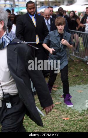 Justin Bieber kommt zu seiner Performance auf CBS The Early Show, ausgestrahlt aus South Beach Miami, FL, USA am 5. Februar 2010. Foto von Tim Grant/ABACAPRESS.COM Stockfoto