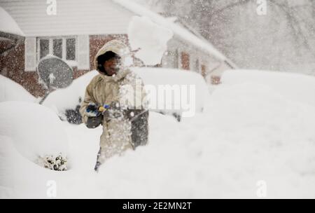 Ein Mann schaufelt am 6. Februar 2010 in Arlington, VA, USA, Schnee vor seinem Haus. Die Ostküste der USA wird von einem großen Winterschneesturm überflutet, der fast alle Reisen zum Stillstand gebracht hat. Mehrere Zentimeter mehr Schnee werden erwartet und die Winde zu holen machen für Schneesturm Bedingungen. Foto von Olivier Douliery /ABACAPRESS.COM Stockfoto