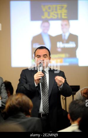 Präsentation der Liste der MODEM-Partei für die Regionalwahl in Lille, Frankreich. Hier Olivier Henno Kopf Liste für die Nordregion, 6. Januar 2010. Foto von Farid Alouache/ABACAPRESS.COM Stockfoto