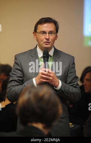 Präsentation der Liste der Modem-Partei für die Regionalwahl in Lille, Frankreich. Hier Frederic Leturque Liste der Leiter der Region Pas-de-Calais, 6. Januar 2010. Foto von Farid Alouache/ABACAPRESS.COM Stockfoto