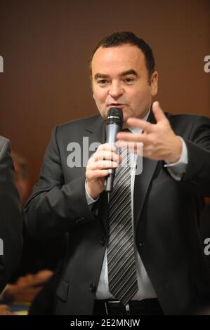 Präsentation der Liste der MODEM-Partei für die Regionalwahl in Lille, Frankreich. Hier Olivier Henno Kopf Liste für die Nordregion, 6. Januar 2010. Foto von Farid Alouache/ABACAPRESS.COM Stockfoto