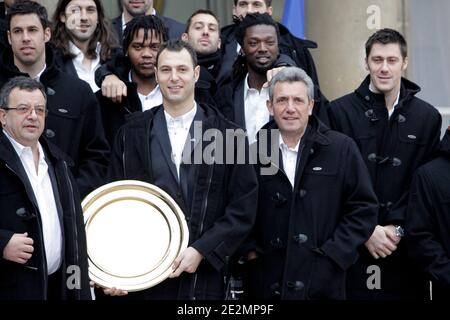 Die französischen Handballspieler Jerome Fernandez, Cedric Sorhaindo und Daouda Karaboue, die den Europapokal gewonnen haben, Michel Barbot Manager und Cheftrainer der französischen Handballnationalmannschaft Claude Onesta posieren mit der Trophäe, als sie am 8. Februar im Elysee Palace in Paris, Frankreich, ankommen, 2010 für ein Mittagessen mit dem französischen Präsidenten Nicolas Sarkozy. Sie gewannen den Europapokal. Foto von Thibault Camus/ABACAPRESS.COM Stockfoto