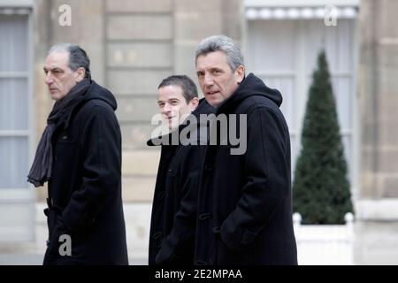 Cheftrainer der französischen Handballnationalmannschaft Claude Onesta kommt mit der französischen Handballmannschaft, die den Europapokal gewonnen hat, am 8. Februar 2010 zum Mittagessen mit dem französischen Präsidenten Nicolas Sarkozy im Elysee Palace in Paris an. Sie gewannen den Europapokal. Foto von Thibault Camus/ABACAPRESS.COM Stockfoto