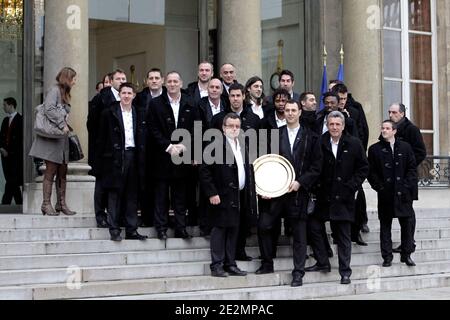 Die französischen Handballspieler, die den Europapokal gewonnen haben, Michel Barbot Manager und Cheftrainer der französischen Handballnationalmannschaft Claude Onesta stellen sich mit der Trophäe auf, als sie am 8. Februar 2010 im Elysee Palace in Paris, Frankreich, zum Mittagessen mit dem französischen Präsidenten Nicolas Sarkozy ankommen. Sie gewannen den Europapokal. Foto von Thibault Camus/ABACAPRESS.COM Stockfoto