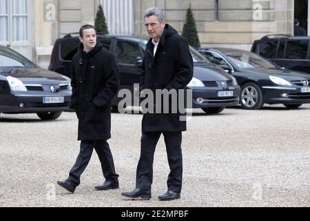 Cheftrainer der französischen Handballnationalmannschaft Claude Onesta kommt mit der französischen Handballmannschaft, die den Europapokal gewonnen hat, am 8. Februar 2010 zum Mittagessen mit dem französischen Präsidenten Nicolas Sarkozy im Elysee Palace in Paris an. Sie gewannen den Europapokal. Foto von Thibault Camus/ABACAPRESS.COM Stockfoto