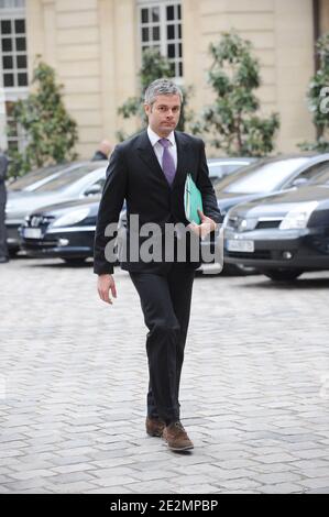 Der französische Jugendarbeitsminister Laurent Wauquiez kommt am 8. Februar 2010 im Regierungsseminar über die Identität des Landes im Hotel Matignon in Paris an. Foto von Mousse/ABACAPRESS.COM Stockfoto