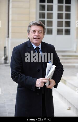 Der französische Juniorminister für Auslandshilfe und Frankophonie Alain Joyandet kommt am 8. Februar 2010 im Regierungsseminar über die Identität des Landes im Hotel Matignon in Paris an. Foto von Mousse/ABACAPRESS.COM Stockfoto