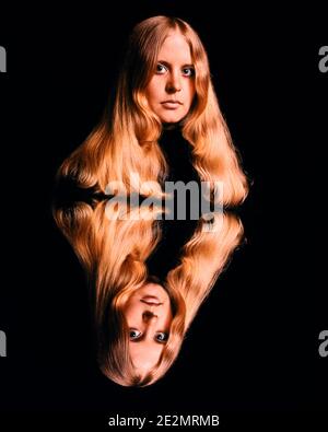 1960S 1970S JUNGE FRAU PORTRÄT LANGE BLONDE HAARE DUALES BILD SPIEGELREFLEXION BLICK AUF DIE KAMERA - KG6704 DAS001 HARS GEHEIMNIS REFLECTION DOUBLE LIFESTYLE TRICK FEMALS STUDIO SHOT GROWNUP COPY SPACE NACHDENKLICHE PERSONEN ERWACHSEN TEENAGER-MÄDCHEN GEGENÜBER AUGENKONTAKT TRÄUME HÜBSCH PERSÖNLICHKEIT KOPF UND SCHULTERN BILD WAHL COMPOSITE SPECIAL EFFECT GEMINI CONCEPTUAL DUAL LANGE HAARE FOTOGRAFIE STILVOLLE TEENAGED ZWEI-GESICHT ERSCHEINUNG DOPPELGÄNGER IDEEN MENSCHEN ERWACHSENE TECHNIK JUNGE ERWACHSENE FRAU YOUNGSTER ALTER EGO KAUKASISCHE ETHNIZITÄT UNSCHULD PSYCHISCHE KRANKHEIT ALTMODISCH Stockfoto