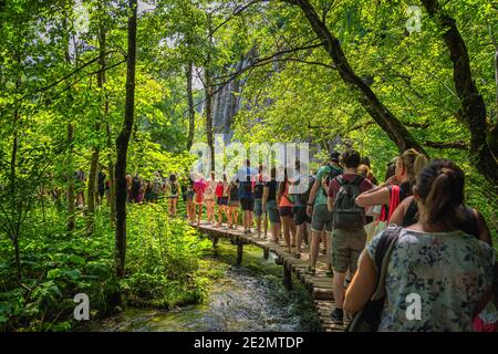 Plitvicka Jezera, Kroatien, Juli 2019 riesige Menschenmassen und Schlangen, um Fotos von Wasserfällen im Nationalpark Plitvicer Seen zu machen, UNESCO-Weltkulturerbe Stockfoto