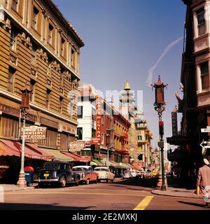 CHINATOWN-SZENE DER 1950ER-JAHRE MIT PRUNKVOLLEN STRASSENLATERNEN IM CHINESISCHEN STIL, LADENSCHILDERN GEPARKTE AUTOS AUF GRANT AVENUE SAN FRANCISCO KALIFORNIEN USA - KR132193 CPC001 HARS NORDAMERIKA NORDAMERIKA STRUKTUR SPRACHE NACHBARSCHAFT PROPERTY GRANT LAMPEN O ORNATE CA SPEICHERT IMMOBILIEN WEST KÜSTE STRUKTUREN AUTOMOBILE CHINATOWN STÄDTE KULTUR STOREFRONT FAHRZEUGE EDIFICE SAN FRANCISCO ASIATISCH-AMERIKANISCH CHINESISCH-AMERIKANISCH LAMPPOST PANEL VAN STRASSE SZENE BEZIRK ALT MODISCH Stockfoto