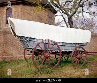 1960s 1700s 1800s BEDECKT CONESTOGA WAGEN VERWENDET, UM FRACHT ZU SCHLEPPEN AUF GROSSER WAGGONSTRASSE IM KOLONIALEN WILLIAMSBURG VIRGINIA USA - KR12965 KNG001 HARS AUSSEN GEKRÜMMT CONESTOGA IN AUF DEM ZU GEZOGENE OCHSEN VERWENDET 19. JAHRHUNDERT STILLLEBEN WAGEN BEGANN GROSS WAGON ROAD HAUL MAULTIER VA 1700S 18. JAHRHUNDERT ALTMODISCH Stockfoto