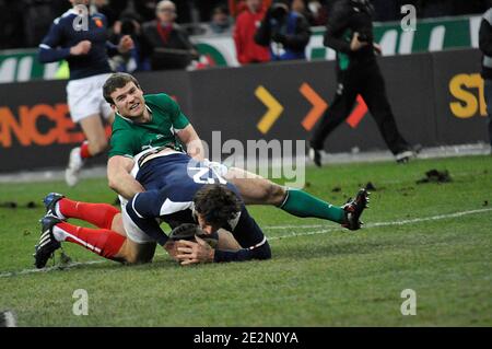 Der französische Yannick Jauzion kann sich am 13. Februar 2010 beim Rugby-Spiel der RBS 6 Nations Championship 2010, Frankreich gegen Irland im Stade de France in Saint-Denis, in der Nähe von Paris, Frankreich, versuchen. Frankreich gewann 33-10. Foto von Thierry Plessis/ABACAPRESS.COM Stockfoto