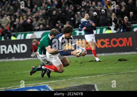 Der französische Yannick Jauzion kann sich am 13. Februar 2010 beim Rugby-Spiel der RBS 6 Nations Championship 2010, Frankreich gegen Irland im Stade de France in Saint-Denis, in der Nähe von Paris, Frankreich, versuchen. Frankreich gewann 33-10. Foto von Thierry Plessis/ABACAPRESS.COM Stockfoto