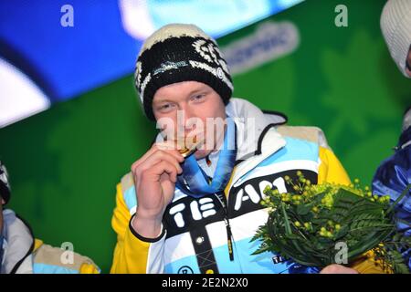 Der deutsche Goldmedaillengewinner Felix Loch steht am 15. Februar 2010 bei der Medaillenzeremonie für die Single-Veranstaltung der Rennrodel-Männer bei den Olympischen Winterspielen in Vancouver 2010 XXI im Whistler Medal Plaza in Whistler, Kanada, auf dem Podium. Foto von Gouhier-Hahn-Nebinger/ABACAPRESS.COM Stockfoto