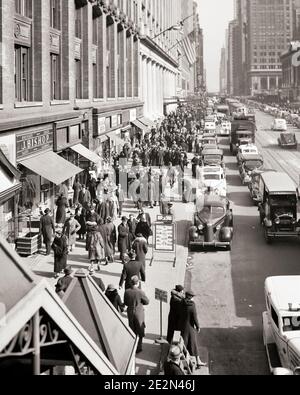 1930ER JAHRE BLICK NACH OSTEN AUF WEST 42ND STREET IN RICHTUNG 5TH AVENUE VOLL MIT EINKAUFSBUMMEL VERKEHR VON DER 6TH AVENUE EL GENOMMEN NYC NY USA - Q45987 CPC001 HARS HAT KÄUFER IN MIDTOWN GEBRACHT FUSSGÄNGER HOCHWINKEL AUTOS 5. EXTERIEUR NYC 6. NEW YORK AUTOMOBILE STÄDTE FAHRZEUGE NEW YORK CITY 42. SCHWARZ UND WEISS EL ALTMODISCH Stockfoto