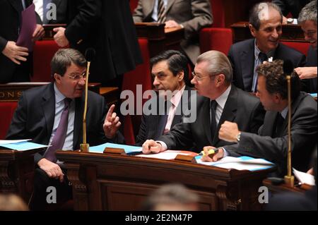 Der französische Minister für Arbeit, soziale Beziehungen und Solidarität Xavier Darcos spricht mit Premierminister Francois Fillon, dem Minister für die Beziehungen zum parlament Henri de Raincourt und dem Minister für nationale Bildung und Regierungssprecher Luc Chatel während einer Arbeitssitzung in der Nationalversammlung am 16. Februar 2010 in Paris, Frankreich. Foto von Mousse/ABACAPRESS.COM Stockfoto