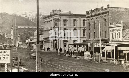 1870ER EAST TEMPLE STREET UNBEFESTIGTE EAST SIDE JETZT GENANNT HAUPT STRASSE, WIE ES IN FRÜHEN GRENZTAGEN ERSCHIEN SALT LAKE CITY UTAH USA - Q74996 CPC001 HARS SPEICHERT IMMOBILIEN STRUKTUREN 1870ER SALT LAKE STADT GEBÄUDE GESCHÄFT FRONTEN UT UTAH ERSCHIENEN TAGE SCHWARZ UND WEISS ALTMODISCH SCHNEE BEDECKTER TROLLY Stockfoto