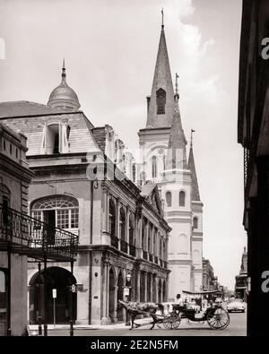 60ER JAHRE PFERD UND KUTSCHENSTRASSENSZENE MIT SPIRE OF ST LOUIS KATHEDRALE VON CHARTRES UND ST. PETER STRASSEN NEW ORLEANS LA USA - R6465 HAR001 HARS ST ORLEANS EIGENTUM RELIGIÖS STRASSEN LOUIS UND PETER TOURISTEN LOUISIANA CATHEDRAL BESETZUNGEN SÜDLICHEN REAL IMMOBILIEN STRUKTUREN FRENCH QUARTER MANSARD DACH WAGGONS CHARTRES EDIFICE MANSARD KIRCHTURM KIRCHEN SÄUGETIER SCHWARZ UND WEISS HAR001 ALTMODISCHE SPIRE TOURISMUS Stockfoto