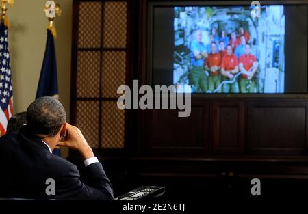 US-Präsident Barack Obama gratuliert den Astronauten auf der Internationalen Raumstation und dem Space Shuttle Endeavour zu ihrer erfolgreichen laufenden Mission am 17. Februar 2010 im Roosevelt-Raum des Weißen Hauses in Washington, DC, USA. Foto von Olivier Douliery/ABACAPRESS.COM Stockfoto