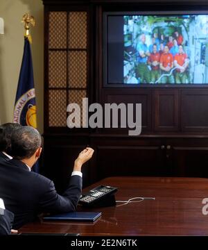 US-Präsident Barack Obama gratuliert den Astronauten auf der Internationalen Raumstation und dem Space Shuttle Endeavour zu ihrer erfolgreichen laufenden Mission am 17. Februar 2010 im Roosevelt-Raum des Weißen Hauses in Washington, DC, USA. Foto von Olivier Douliery/ABACAPRESS.COM Stockfoto