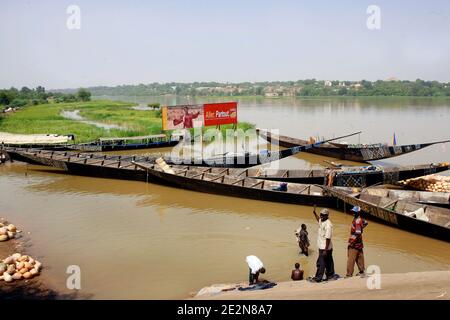 Aktenbild vom 7. November 2007 von Pirogen am Fluss Niger in der Nähe von Nigers Hauptstadt Niamey. Foto von Pascal Parrot/ABACAPRESS.COM Stockfoto