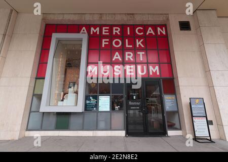 Das American Folk Art Museum in Manhattan, New York, am Lincoln Square, stellt seit seiner Eröffnung im Jahr 1961 Kunst der Autodidakten aus Stockfoto