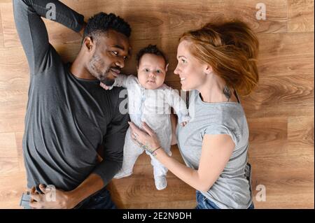 Familie, Paar, Umzug, gemischte Rasse, Anwesen Stockfoto