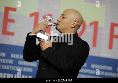 Der chinesische Regisseur Wang Qan'an posiert mit dem Silbernen Bären für das beste Drehbuch seines Films "Tuan Yuan" (Apart Together) während einer Pressekonferenz nach der Preisverleihung der 60. Berlinale am 20. Februar 2010 in Berlin. Foto von Nicolas Briquet/ABACAPRESS.COM Stockfoto