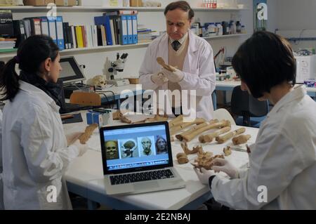 Der italienische Professor für medizinische Anthropologie Giorgio Gruppioni posiert mit den menschlichen Resten in einer Krypta des Friedhofs von Porto Ercole, in einem Labor der Abteilungen für Anthropologie an den Universitäten von Ravenna, Italien Februar 10, 2010.auf dem Computer können wir die Rekonstruktion des Gesichts des mittelalterlichen Humanisten Pico della Mirandola von Gruppioni sehen.das Geheimnis um den Tod des Barockmeisters Caravaggio kann dank neuer DNA-Tests bald gelöst werden. Ein Team italienischer Anthropologen glaubt, dass das, was von Caravaggios Körper übrig ist, unter Dutzenden von Leichen versteckt sein könnte, die in einem Krypfen begraben sind Stockfoto