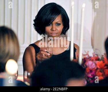 First Lady Michelle Obama wirft ihr Glas auf, während US-Präsident Barack Obama am 21. Februar 2010 beim Gouverneursball 2010 für die National Governors' Association im State Dining Room des Weißen Hauses in Washington, DC, USA, anstoßen wird. Foto von Ron Sachs/ABACAPRESS.COM (im Bild: Michelle Obama) Stockfoto