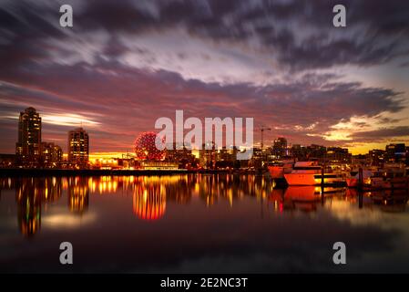 Vancouver, British Columbia, Kanada – 31. Oktober 2017. False Creek Twilight, Vancouver. Stockfoto