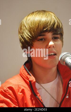 Der kanadische Sänger Justin Bieber spielt live während einer Show im Universal Headquaters in Paris, Frankreich am 23. Februar 2010. Foto von Giancarlo Gorassini/ABACAPRESS.COM Stockfoto