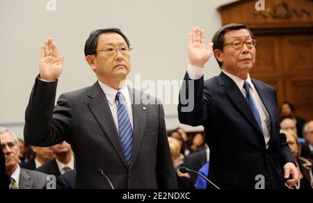 Toyota Präsident und CEO Akio Toyoda (L) und Toyota COO North America Yoshimi Inaba geben am 24. Februar 2010 auf dem Capitol Hill in Washington, DC, USA, bei einer Anhörung über die Reaktion der Bundesregierung auf den Rückruf von Millionen Toyota-Fahrzeugen aufgrund von Berichten über fehlerhafte Gaspedale Zeugnis. Foto von Olivier Douliery/ABACAPRESS.COM Stockfoto