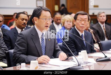 Toyota Präsident und CEO Akio Toyoda (L) und Toyota COO North America Yoshimi Inaba geben am 24. Februar 2010 auf dem Capitol Hill in Washington, DC, USA, bei einer Anhörung über die Reaktion der Bundesregierung auf den Rückruf von Millionen Toyota-Fahrzeugen aufgrund von Berichten über fehlerhafte Gaspedale Zeugnis. Foto von Olivier Douliery/ABACAPRESS.COM Stockfoto