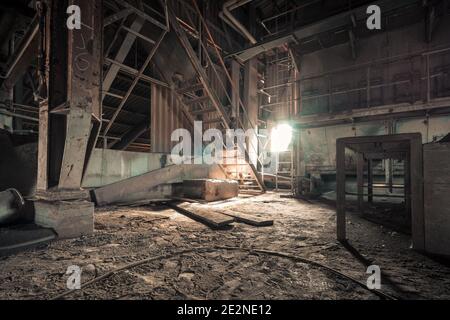 Gruselig verlassenen Industriegebiet mit natürlichen Verfall sogenannten verlorenen Ort Eine verfallene Fabrikhalle Stockfoto