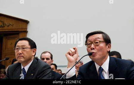 Toyota Präsident und CEO Akio Toyoda (L) und Toyota COO North America Yoshimi Inaba bezeugen während einer Anhörung des House Oversight and Government Reform Committee zum Toyota-Rückruf im Rayburn House Office Building auf dem Kapitolhügel in Washington, DC, USA am 24. Februar 2010. Toyota erinnerte Millionen von Toyota-Fahrzeugen aufgrund von Berichten über fehlerhafte Gas-Pedale. Foto von Kris Connor/ABACAPRESS.COM Stockfoto