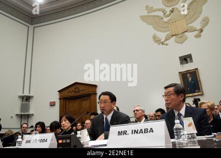 Toyota Präsident und CEO Akio Toyoda (L) und Toyota COO North America Yoshimi Inaba bezeugen während einer Anhörung des House Oversight and Government Reform Committee zum Toyota-Rückruf im Rayburn House Office Building auf dem Kapitolhügel in Washington, DC, USA am 24. Februar 2010. Toyota erinnerte Millionen von Toyota-Fahrzeugen aufgrund von Berichten über fehlerhafte Gas-Pedale. Foto von Kris Connor/ABACAPRESS.COM Stockfoto